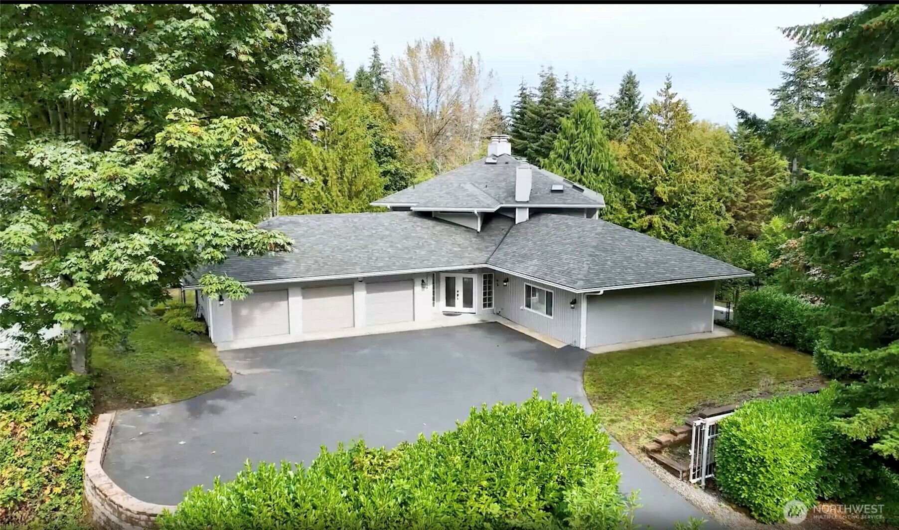Property Photo: 18524 SE 60 Street WA 98027