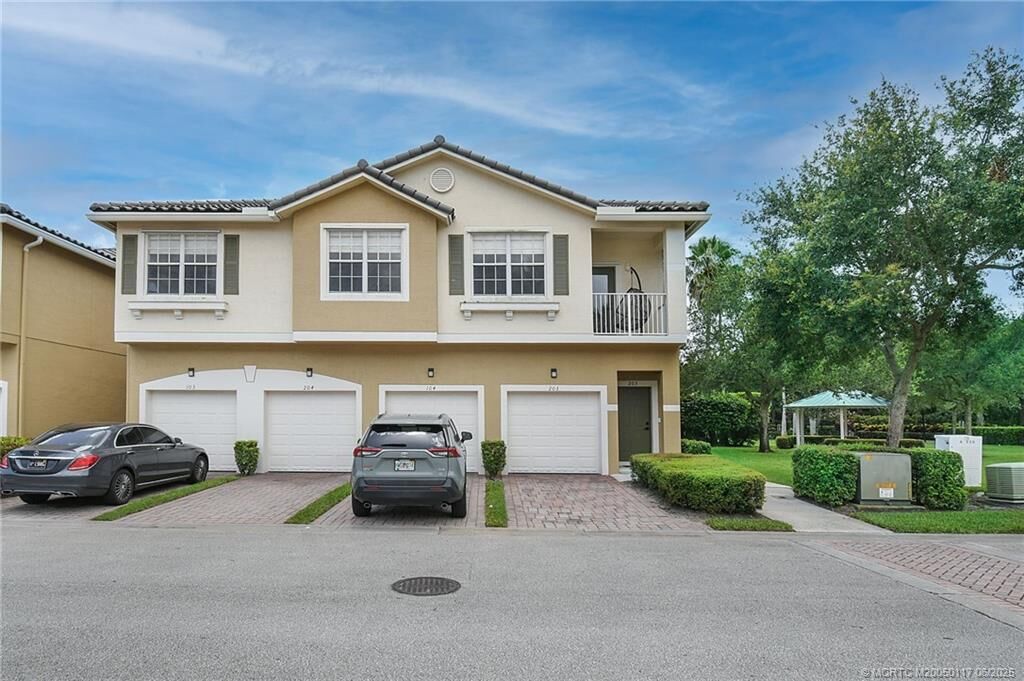 Property Photo: 1550 SE Hampshire Way 104 FL 34994