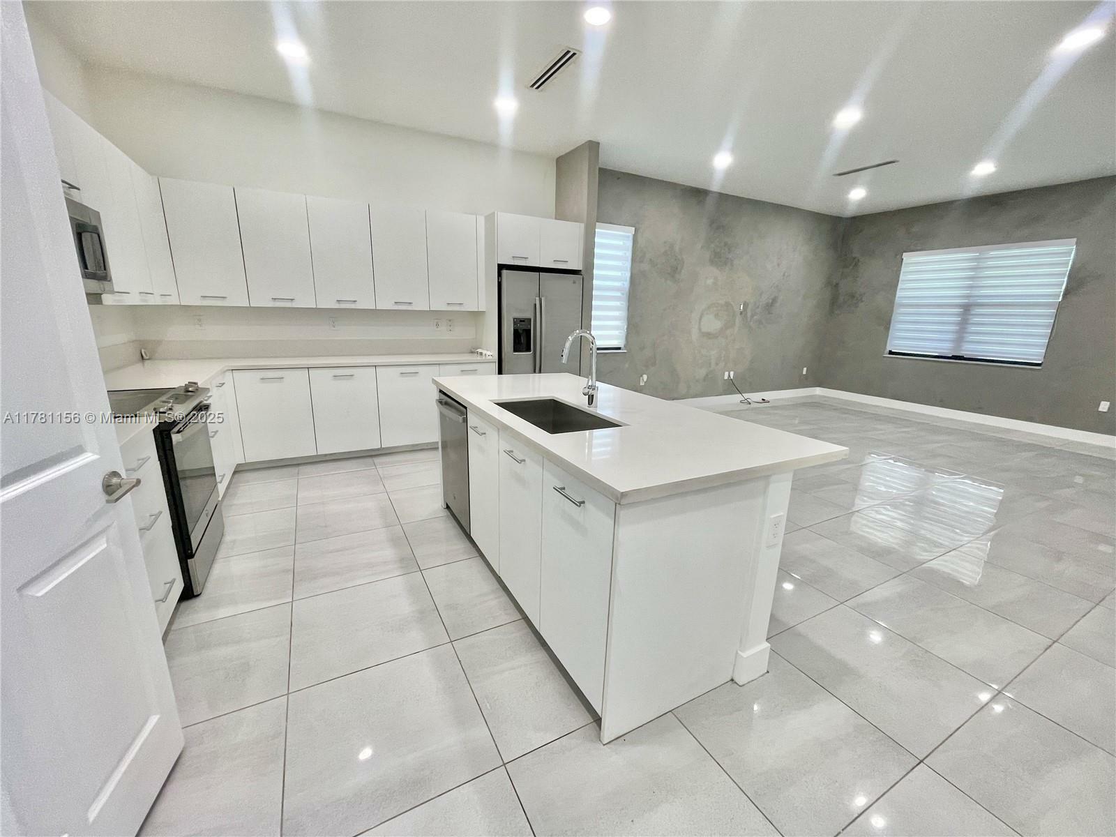 Property Photo: 17324 SW 41st St FL 33029