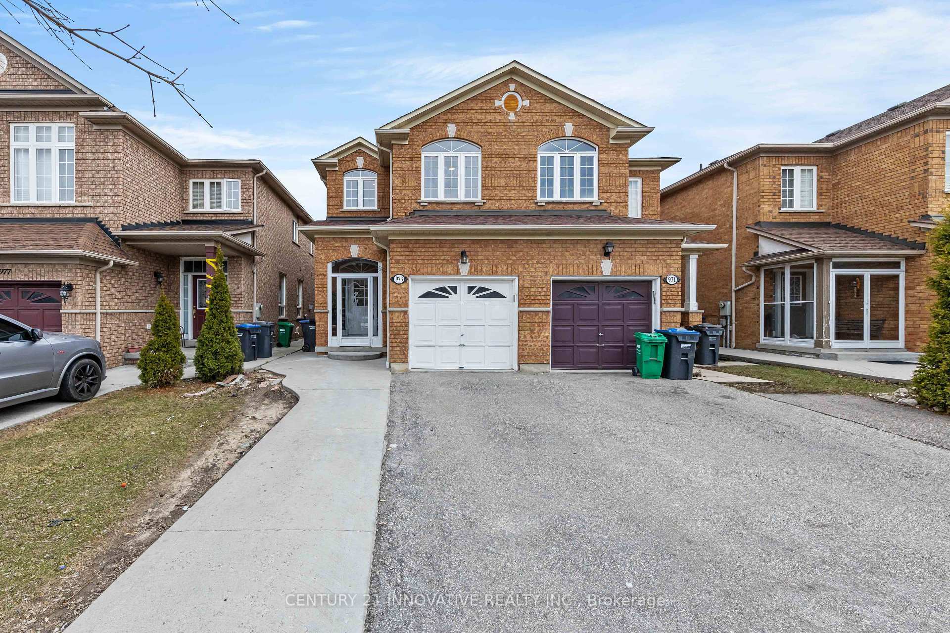 Property Photo: 973 Ledbury Crescent ON L5V 2R3