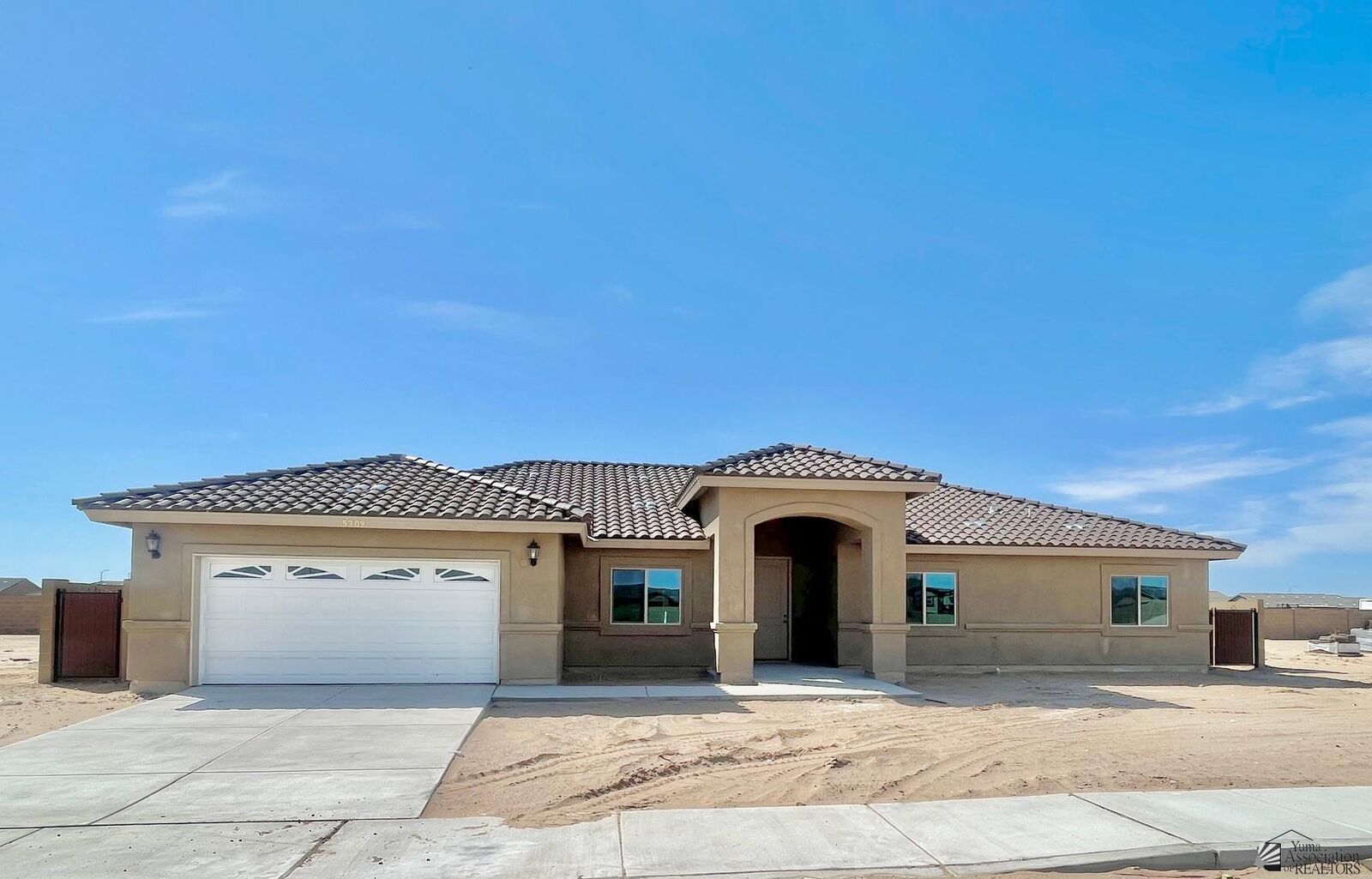 Property Photo: 5709 E 44th Pl AZ 85365
