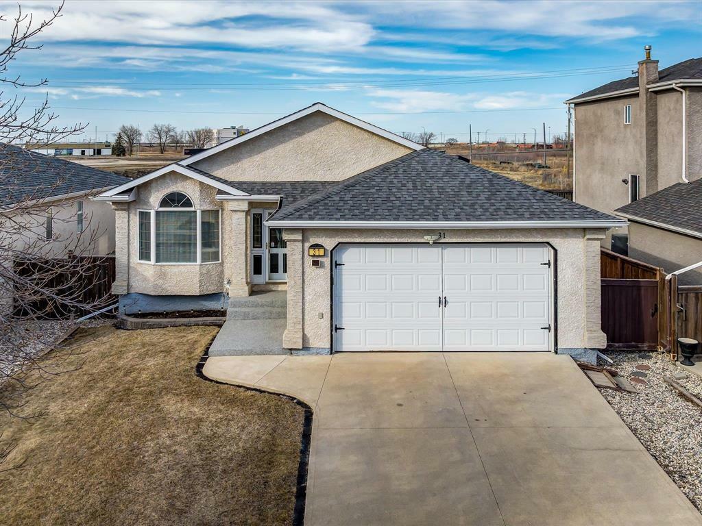 Property Photo: 31 Blue Mountain Road MB R2J 4H5