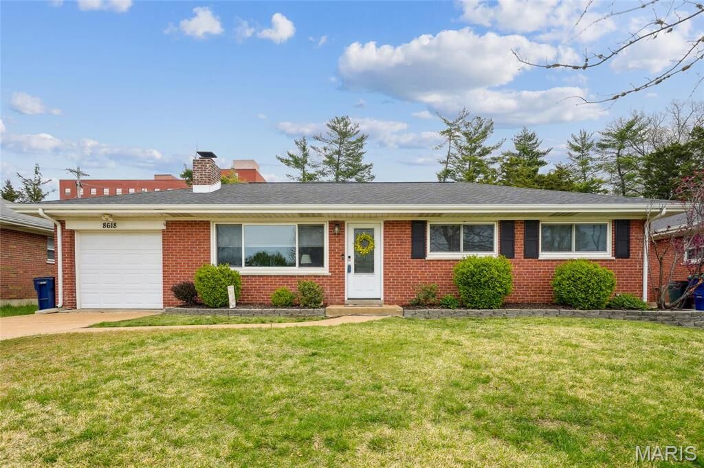 Property Photo: 8618 Villa Crest Drive MO 63126