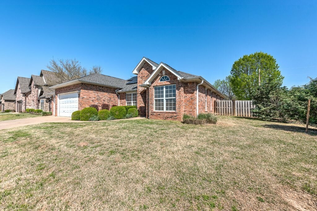 Property Photo: 1801 W Morter Place AR 72758