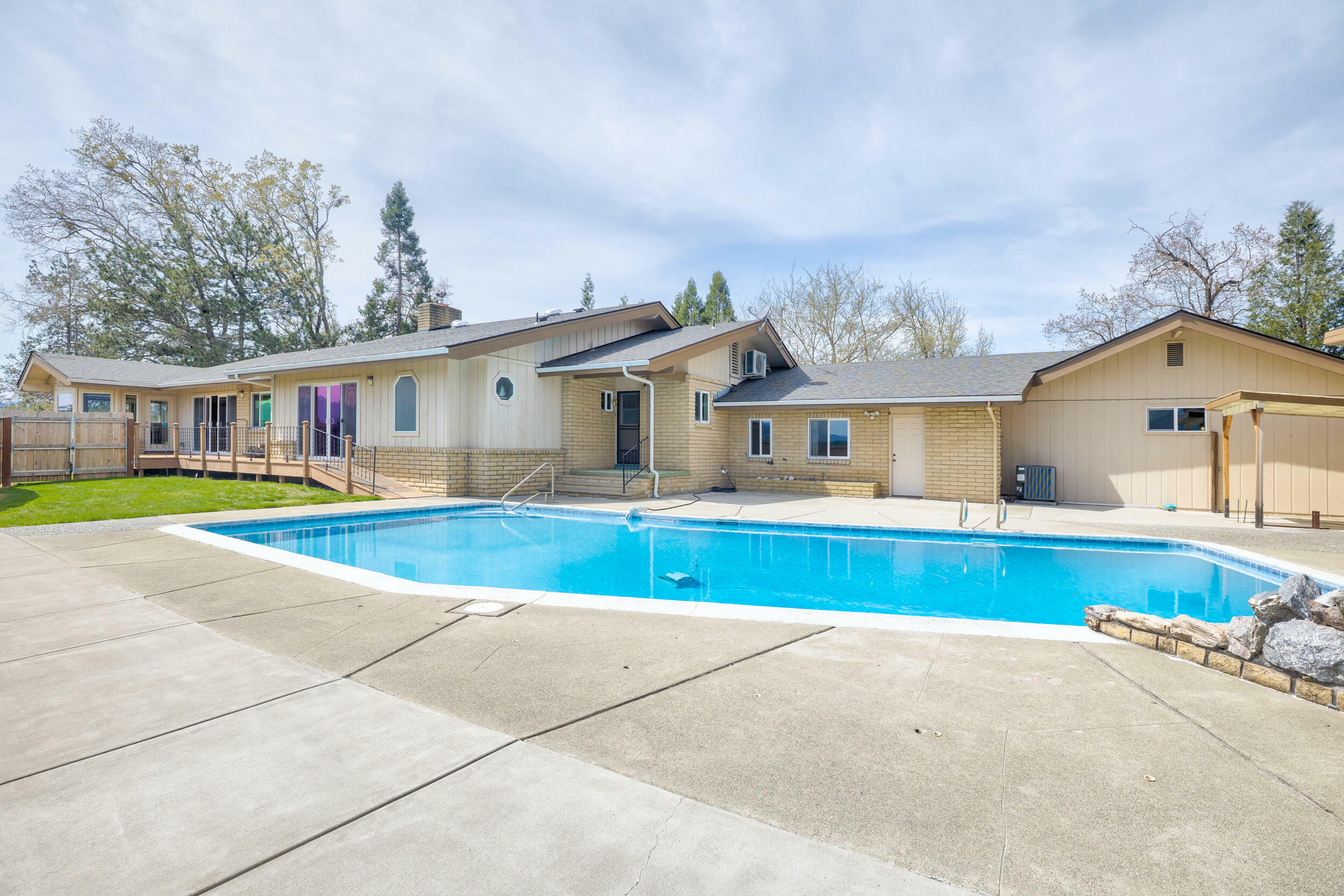 Property Photo: 3320 Upper River Road OR 97526
