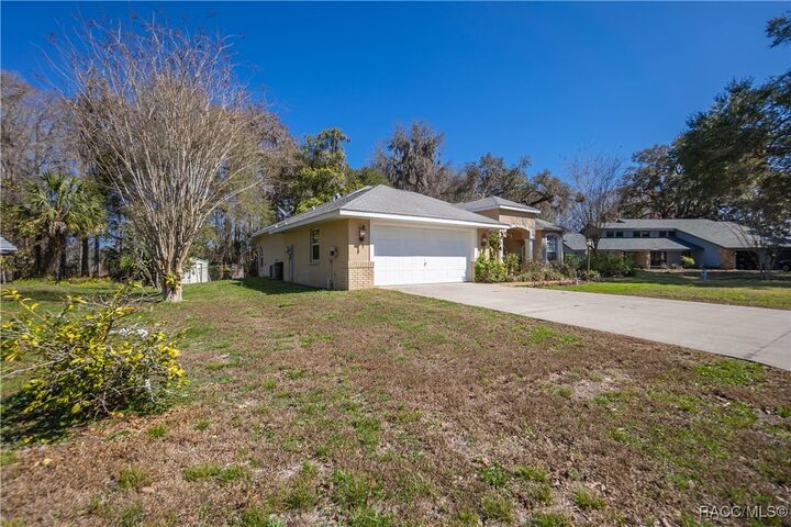 Property Photo: 11 N Shadow Wood Drive FL 34450