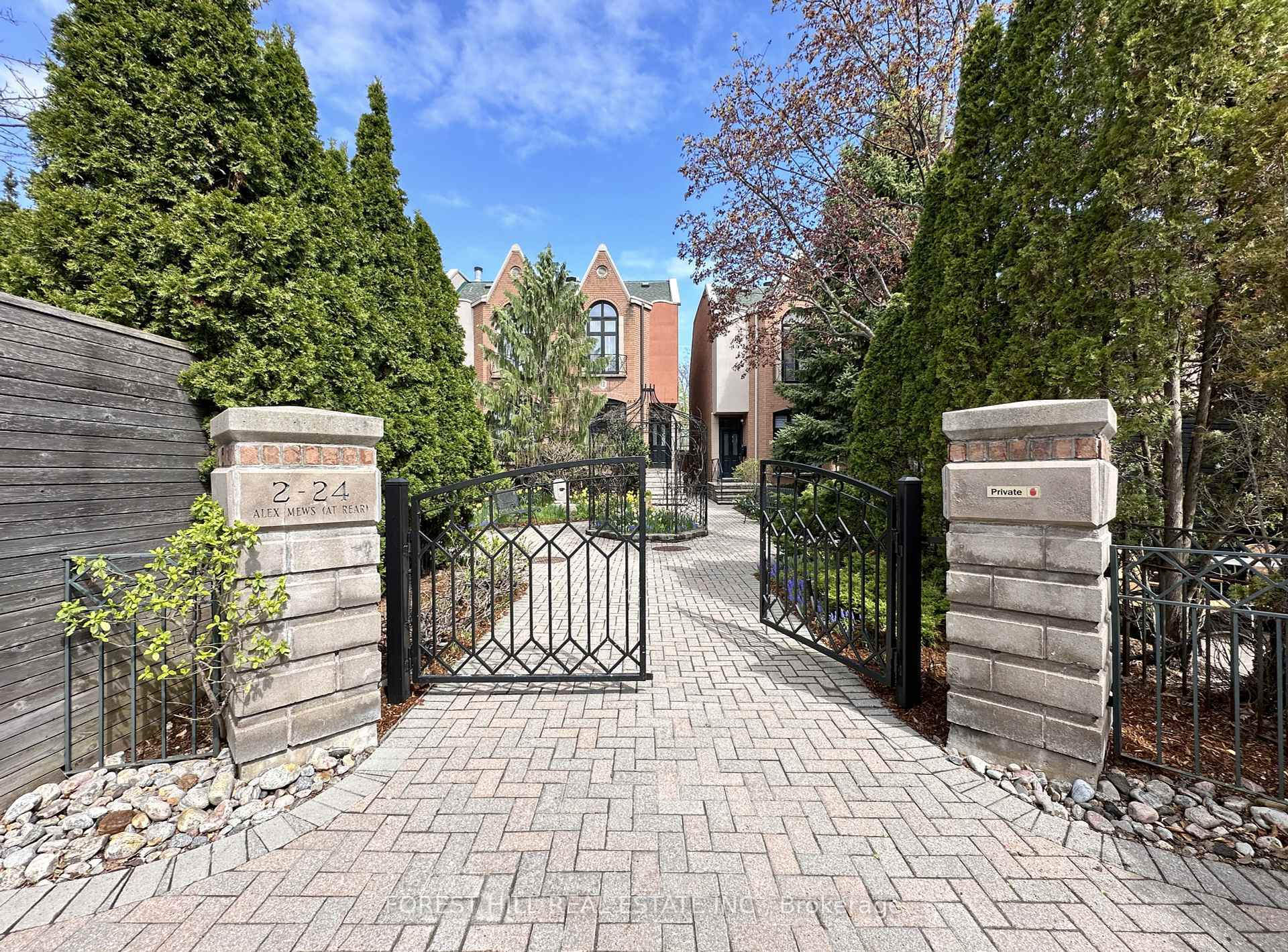 Property Photo: 8 Alex Mews ON M5R 3T2