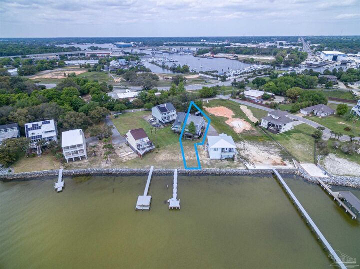Property Photo:  117 Bayshore Dr  FL 32507 
