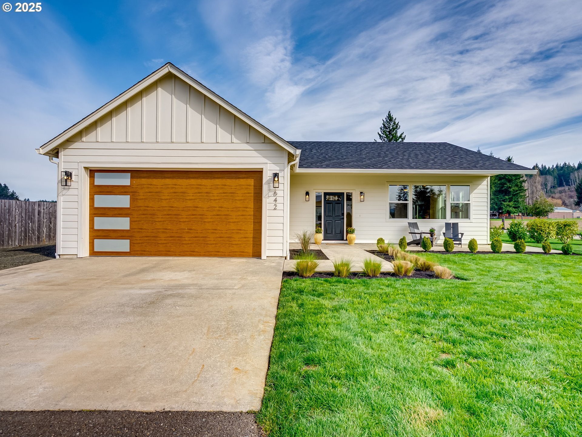 Property Photo: 642 E Jones St WA 98675