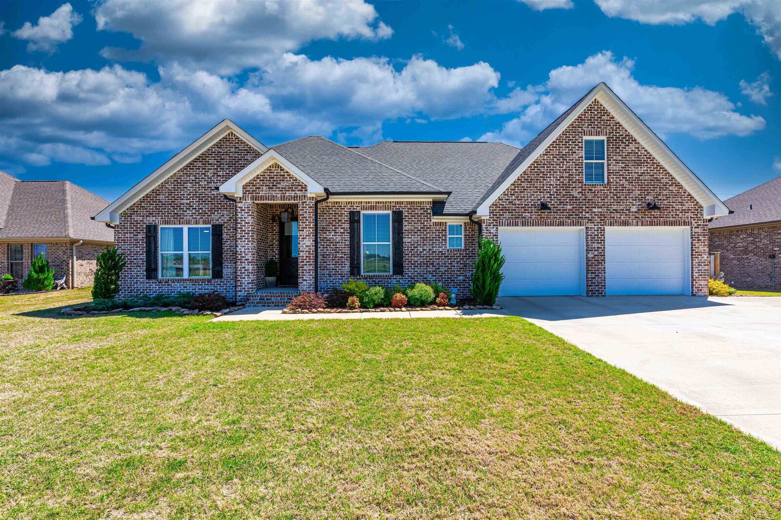 Property Photo:  210 Wynchase Dr E  AL 35661 - MUSCLE S 