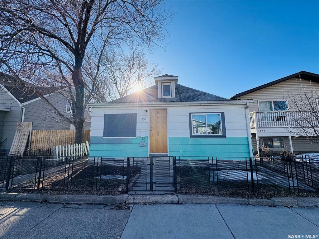 Property Photo: 1521 B Avenue N SK S7L 1G9