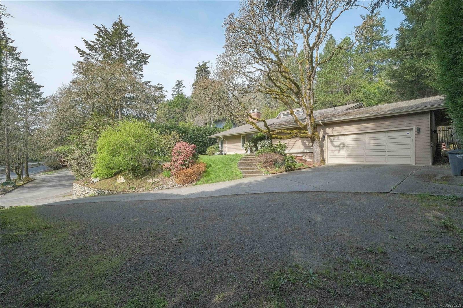 Property Photo: 954 Royal Oak Dr BC V8X 3T4