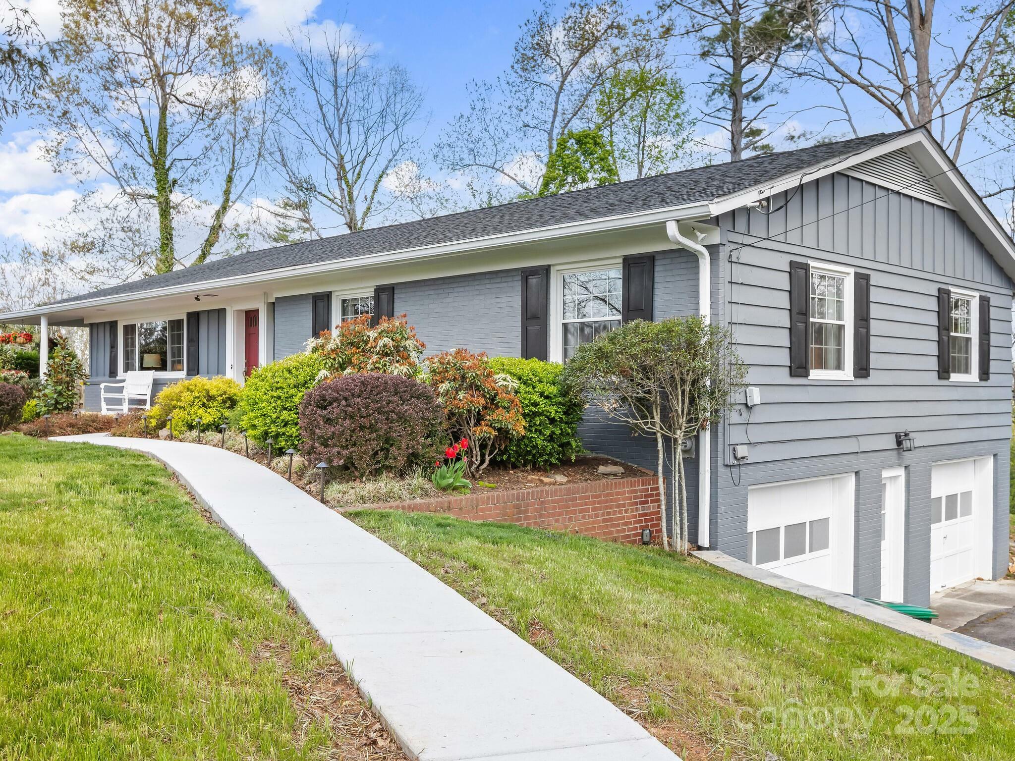 Property Photo: 29 E Fox Chase Road NC 28804