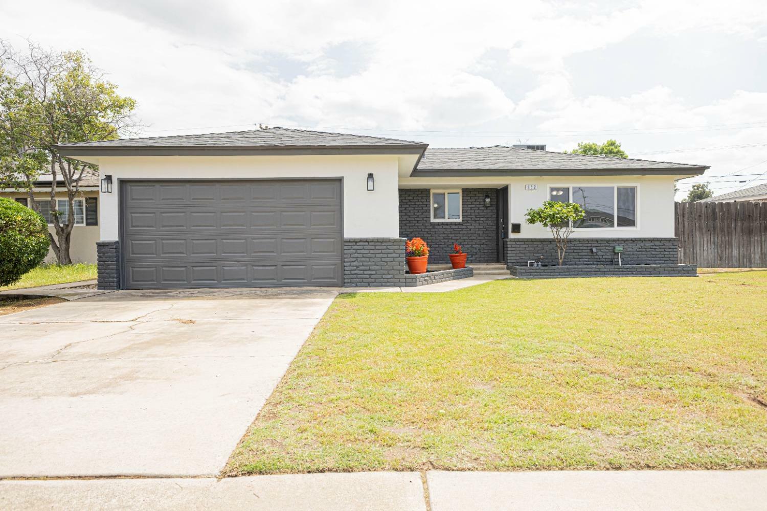 Property Photo: 852 W San Gabriel Avenue CA 93612