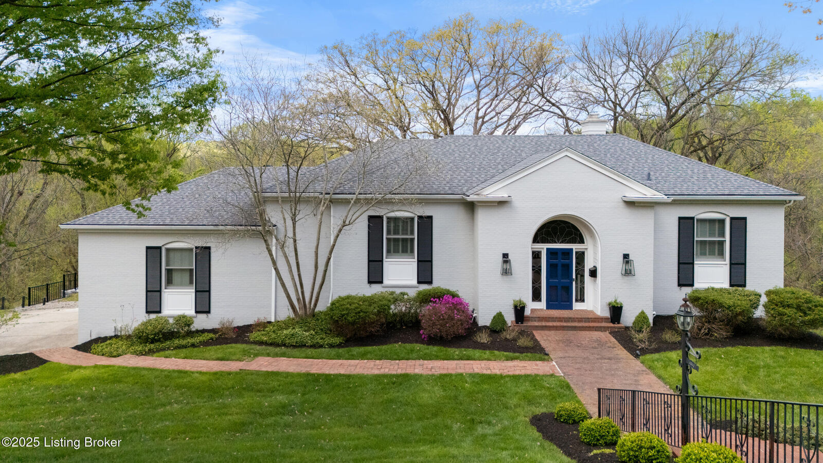 Property Photo:  1002 Alta Cir  KY 40205 