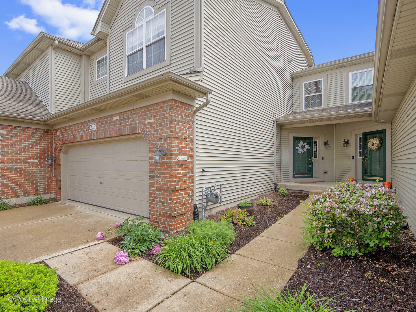 Property Photo: 1225 Oakleaf Court IL 60506