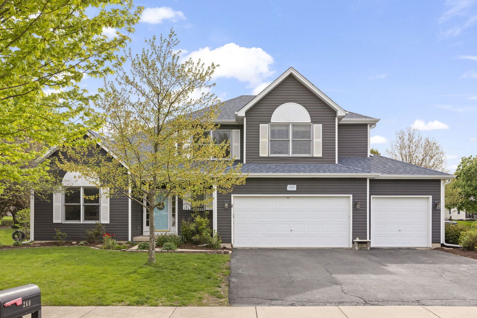Property Photo:  260 Isleview Drive  IL 60543 
