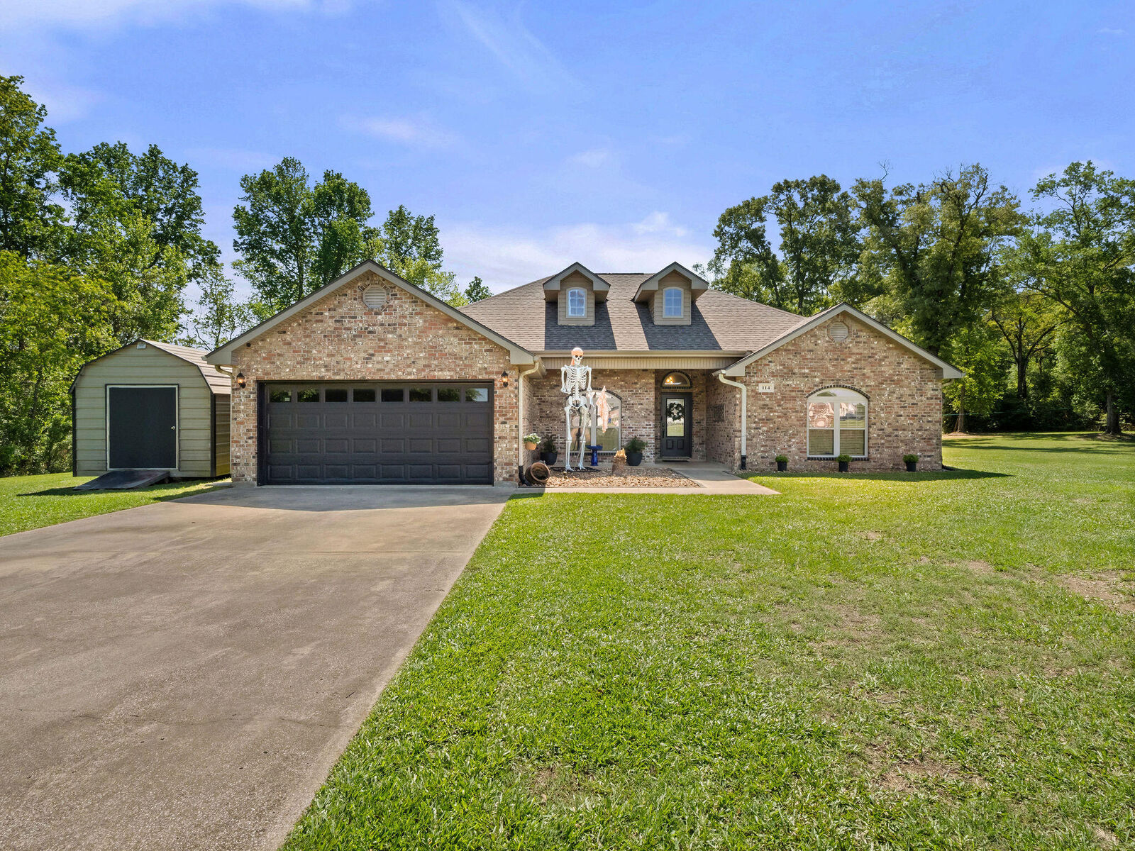Property Photo: 114 Deer Brook Dr LA 70634