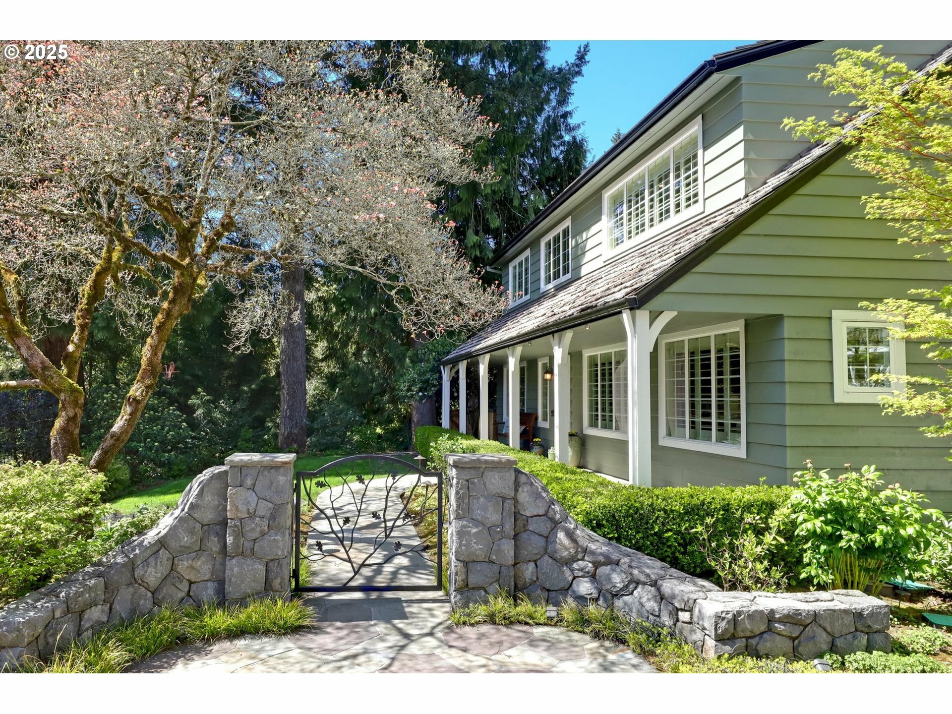 Property Photo: 2735 Glen Eagles Rd OR 97034