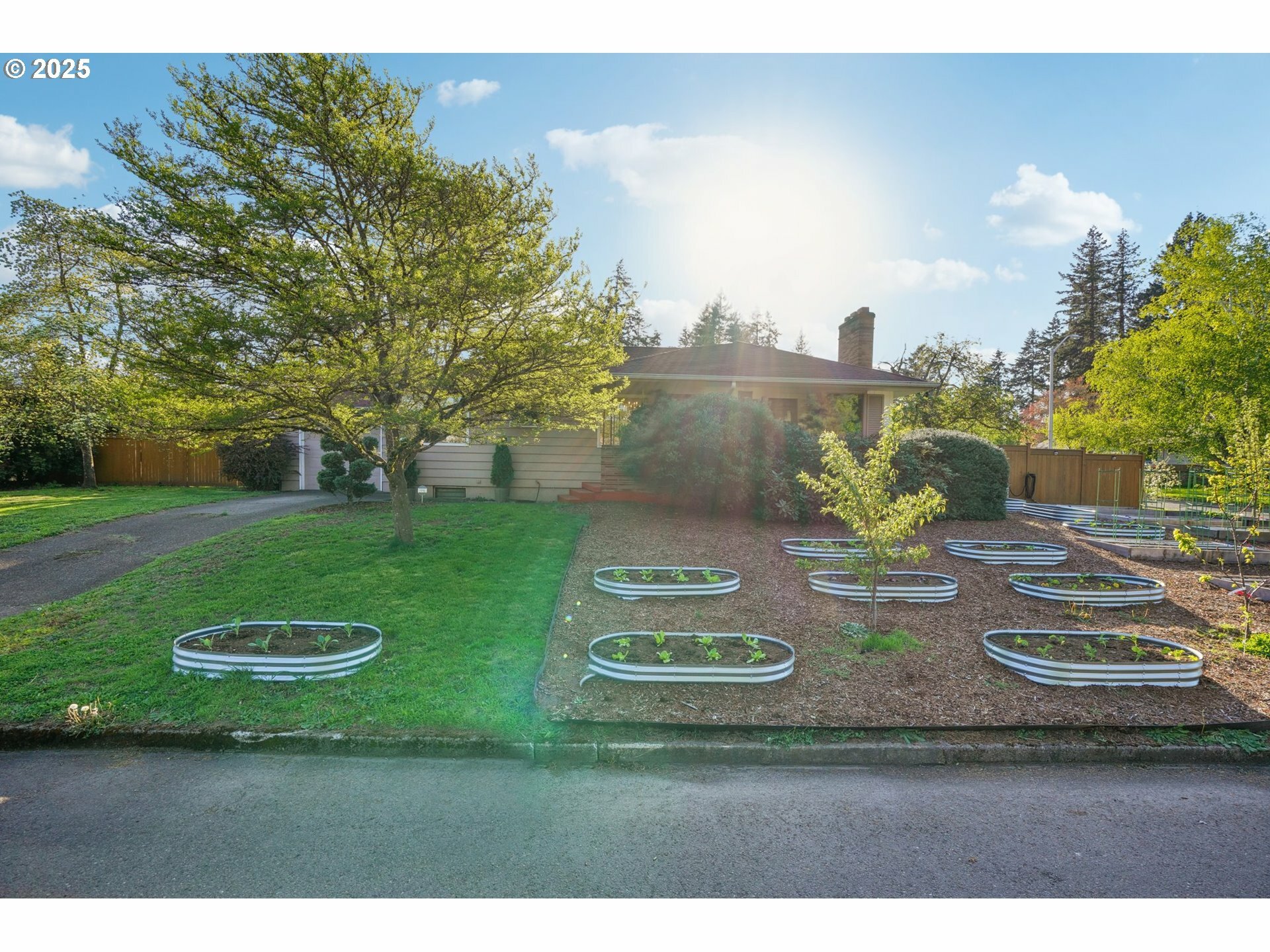 Property Photo: 1915 SE 142nd Ave OR 97233