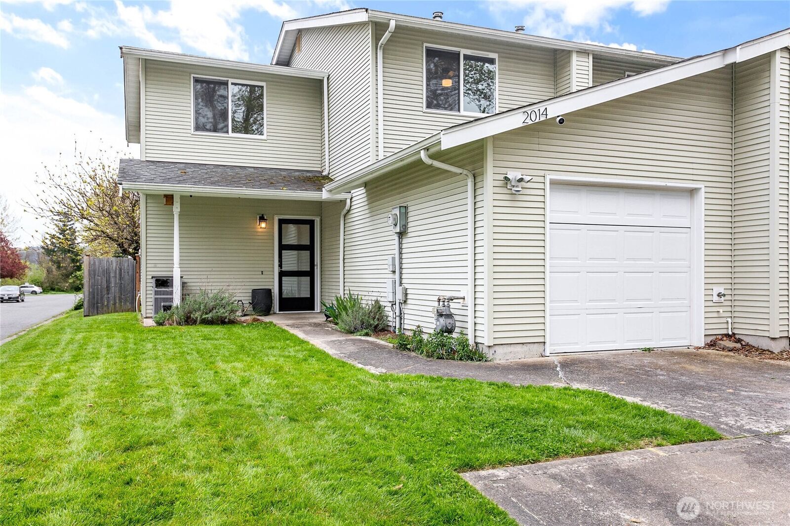 Property Photo:  2014 E Illinois Street  WA 98226 
