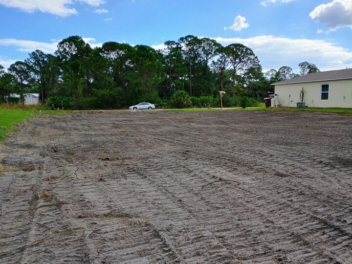 Property Photo: 7825 96 Avenue FL 32967