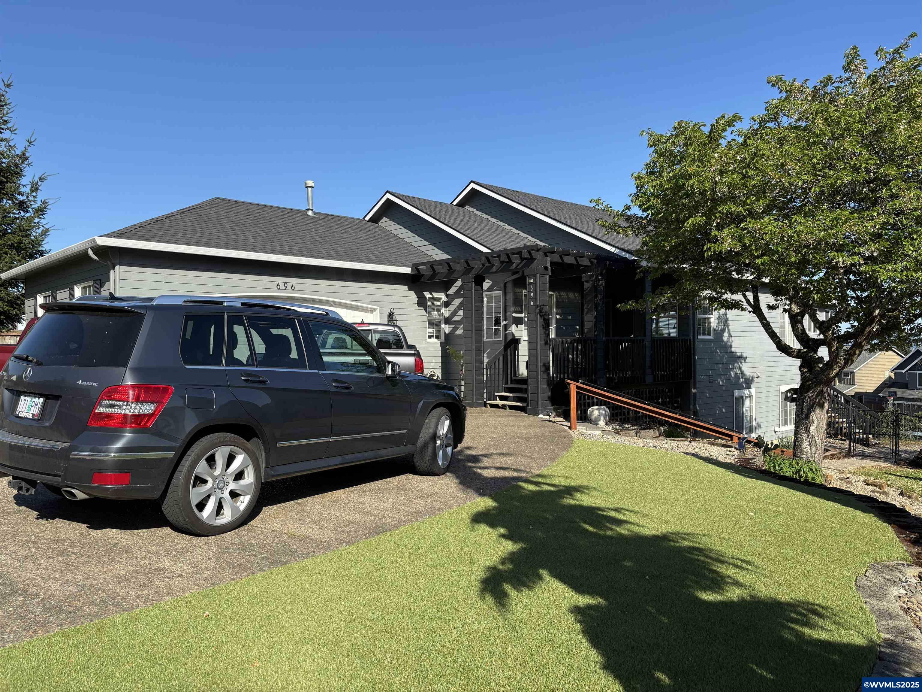 Property Photo: 696 Eisenhower Dr NW OR 97304