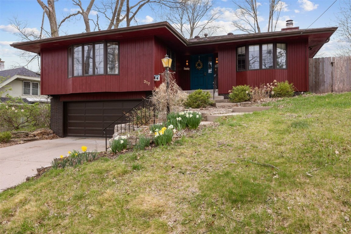 Property Photo: 317 Linden Terrace SE IA 52403