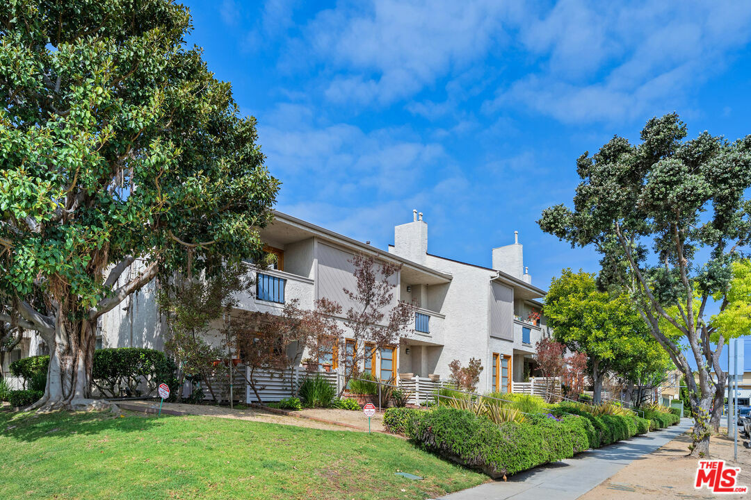 Property Photo: 2016 Euclid St CA 90405