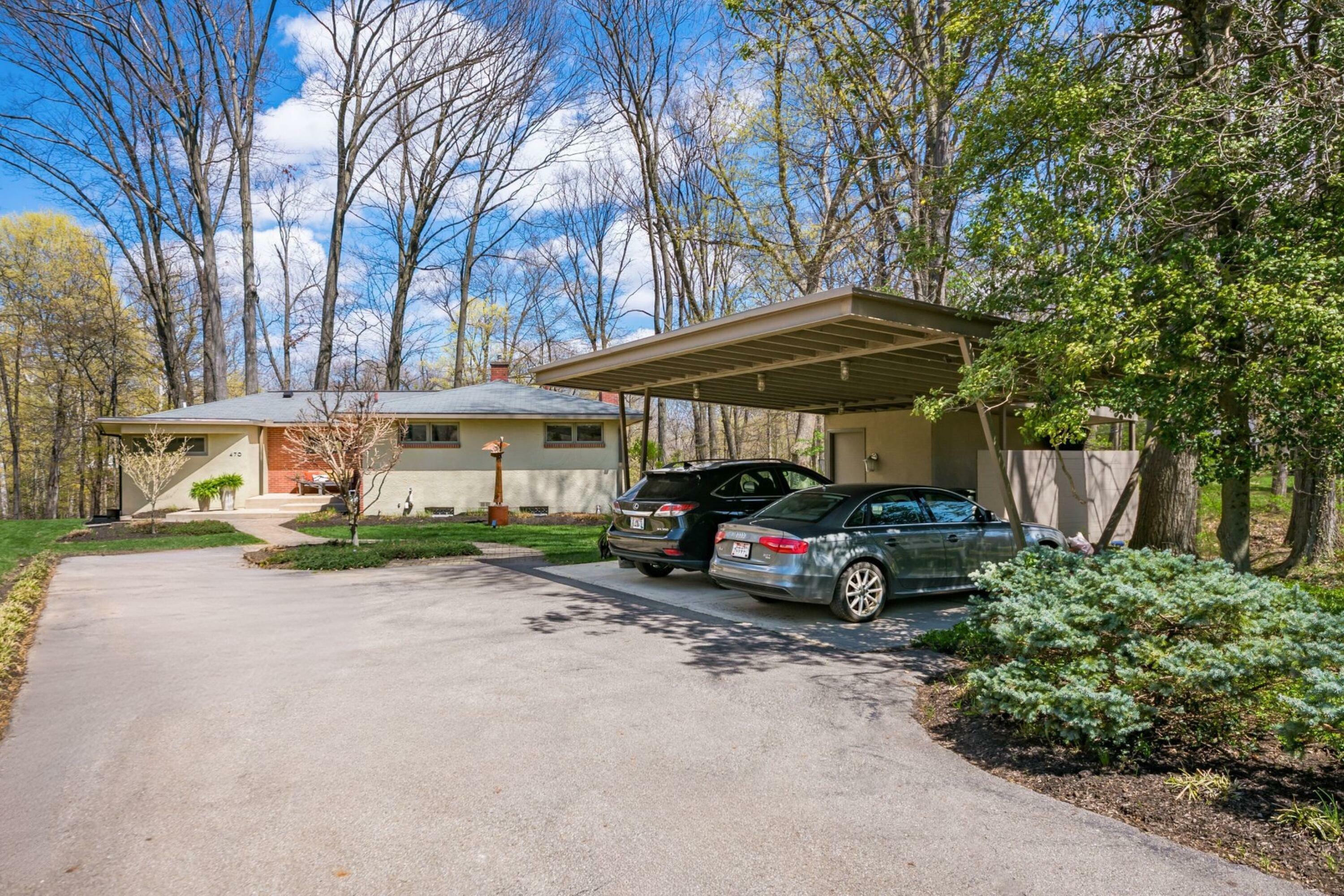 Property Photo: 470 Canyon NE Drive OH 43214