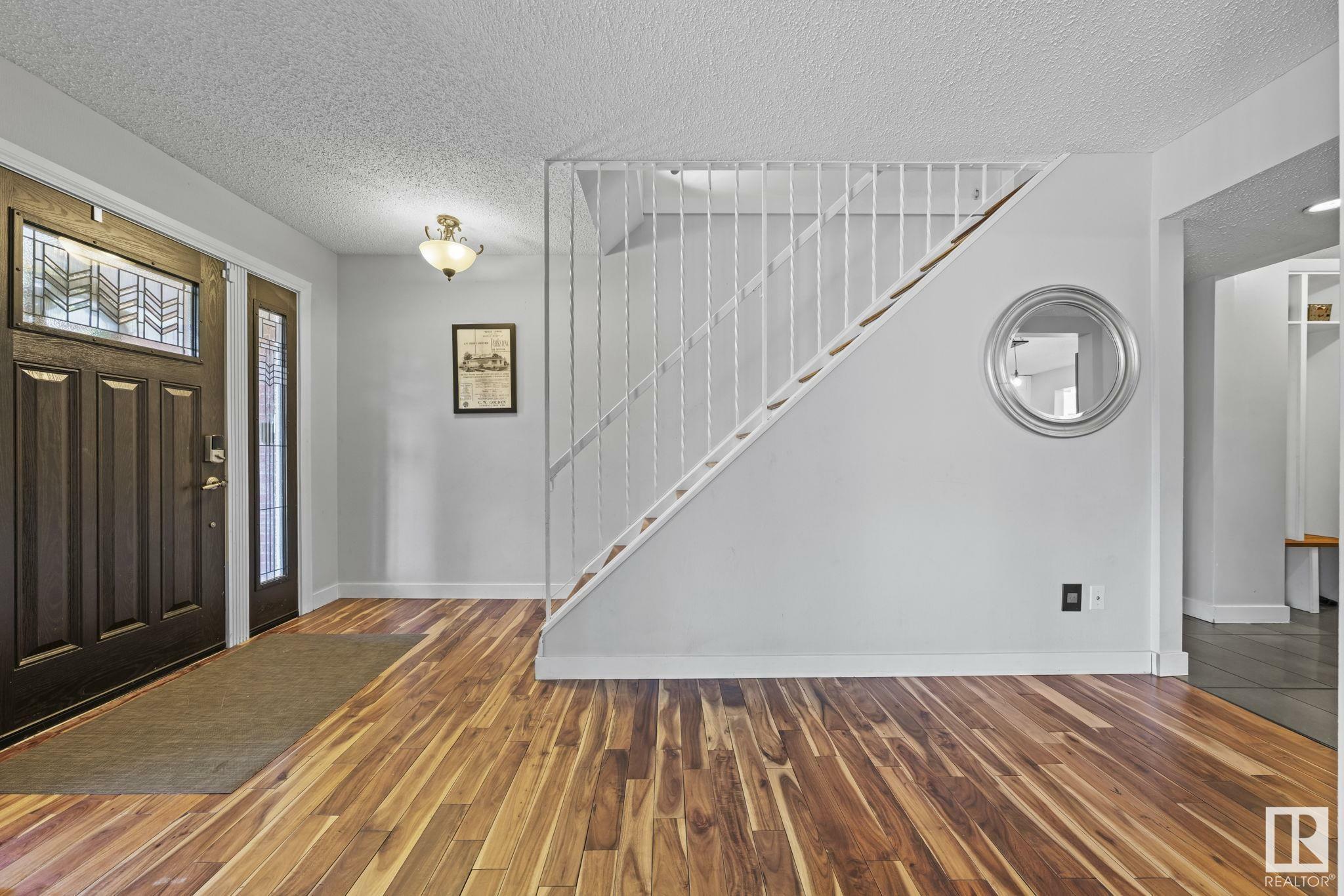 Photo de la propriété: 9015 140 Street NW AB T5R 0J7