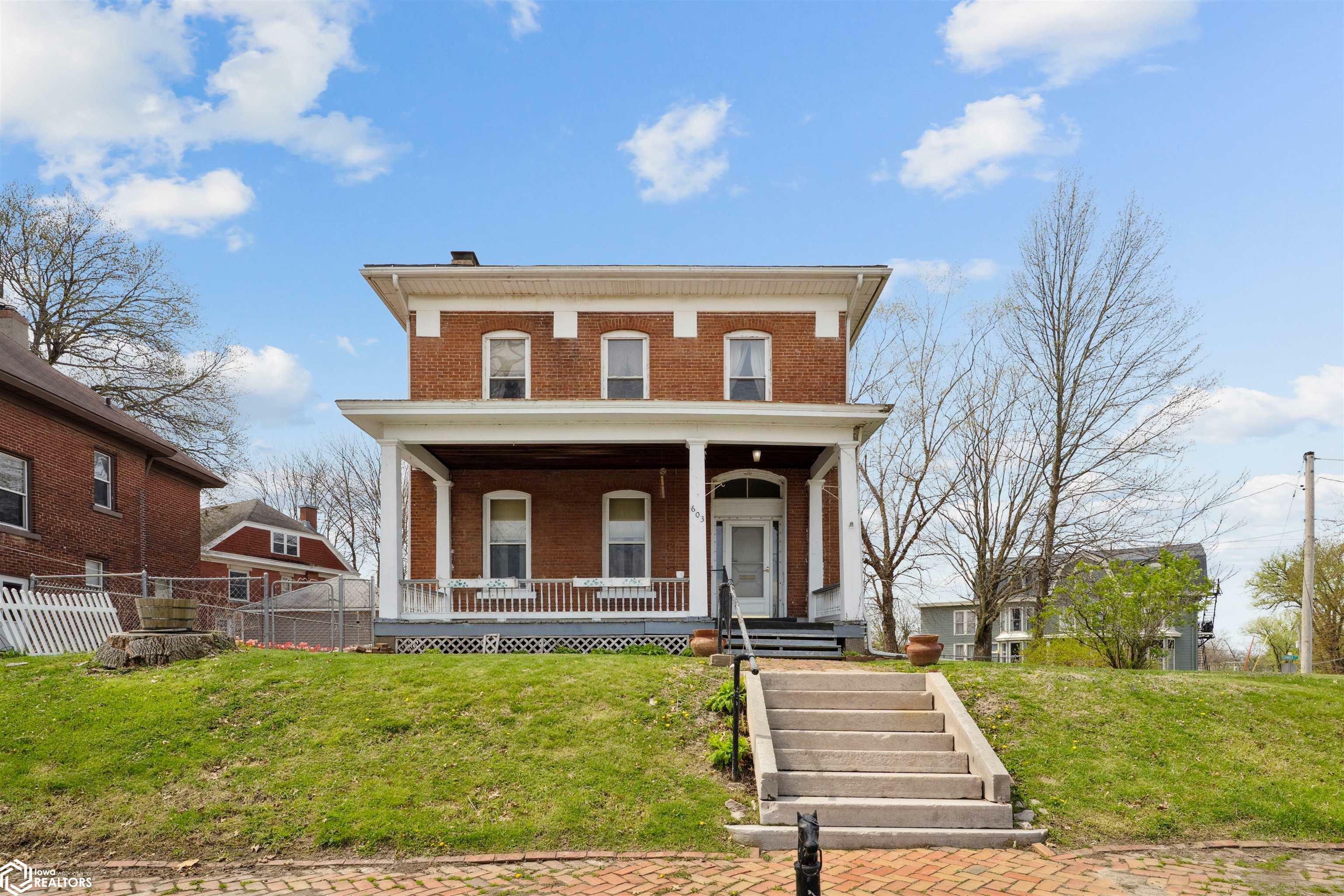 Property Photo: 603 S 12th Street IA 52601