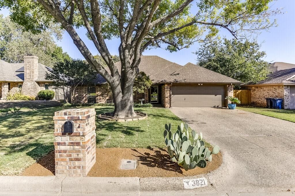 Property Photo:  3821 Devonaire Drive  TX 76008 