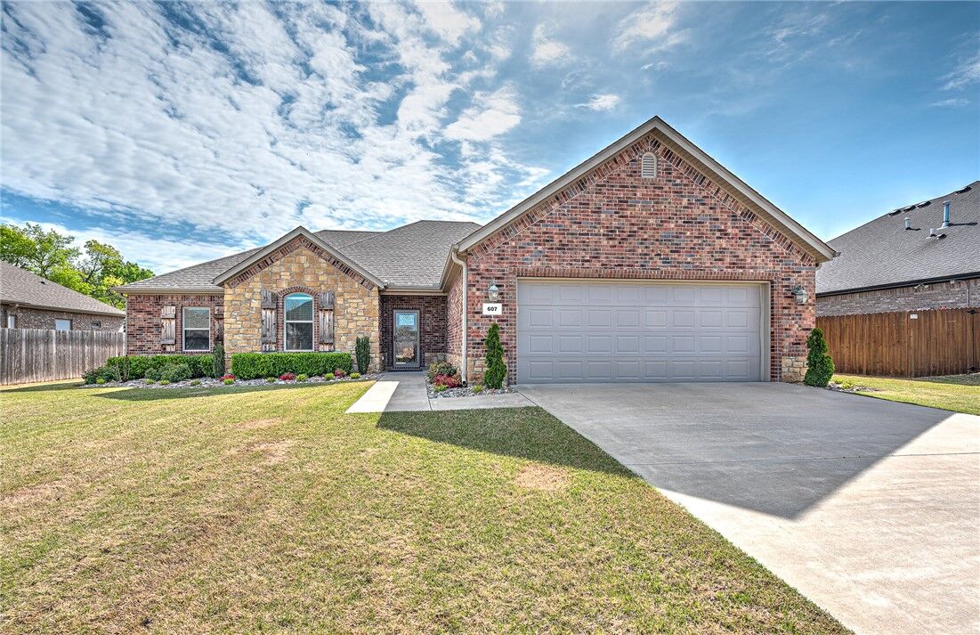 Property Photo:  607 Chamberlain  AR 72753 