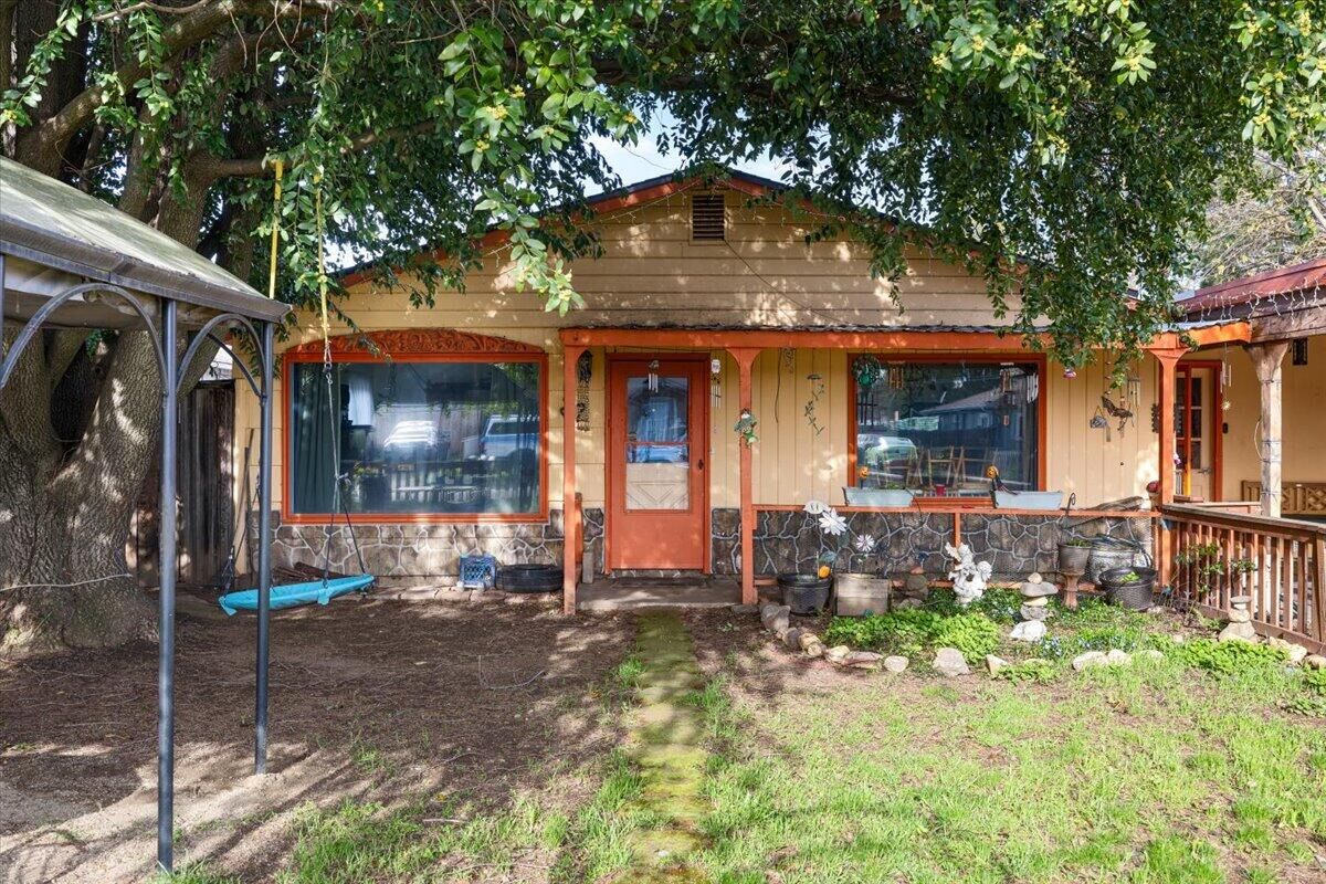 Property Photo:  32 Chestnut Avenue  OR 97501 