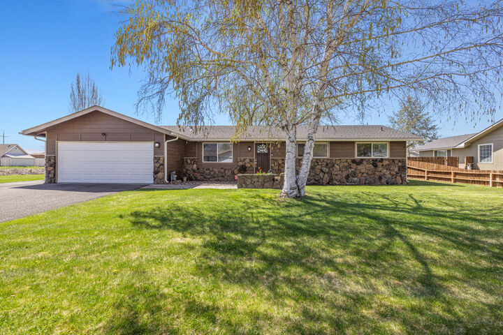 5680 Bartlett Avenue  Klamath Falls OR 97603 photo