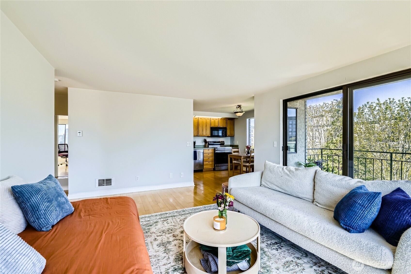 Property Photo: 610 Aloha Street 401 WA 98109