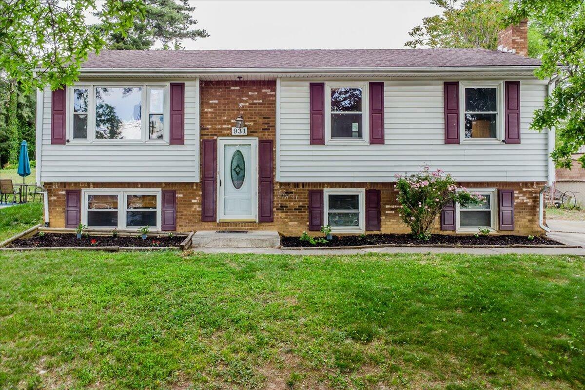 Property Photo: 931 Hedgewood Dr NW VA 24017