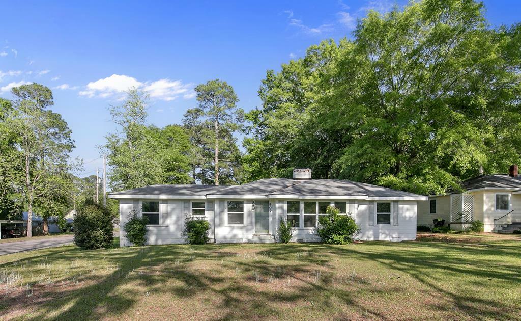 Property Photo: 907 Woodland Dr AL 36301