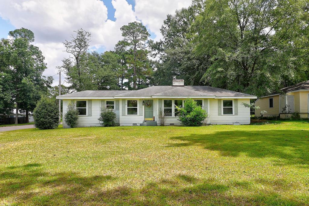 Property Photo: 907 Woodland Dr AL 36301