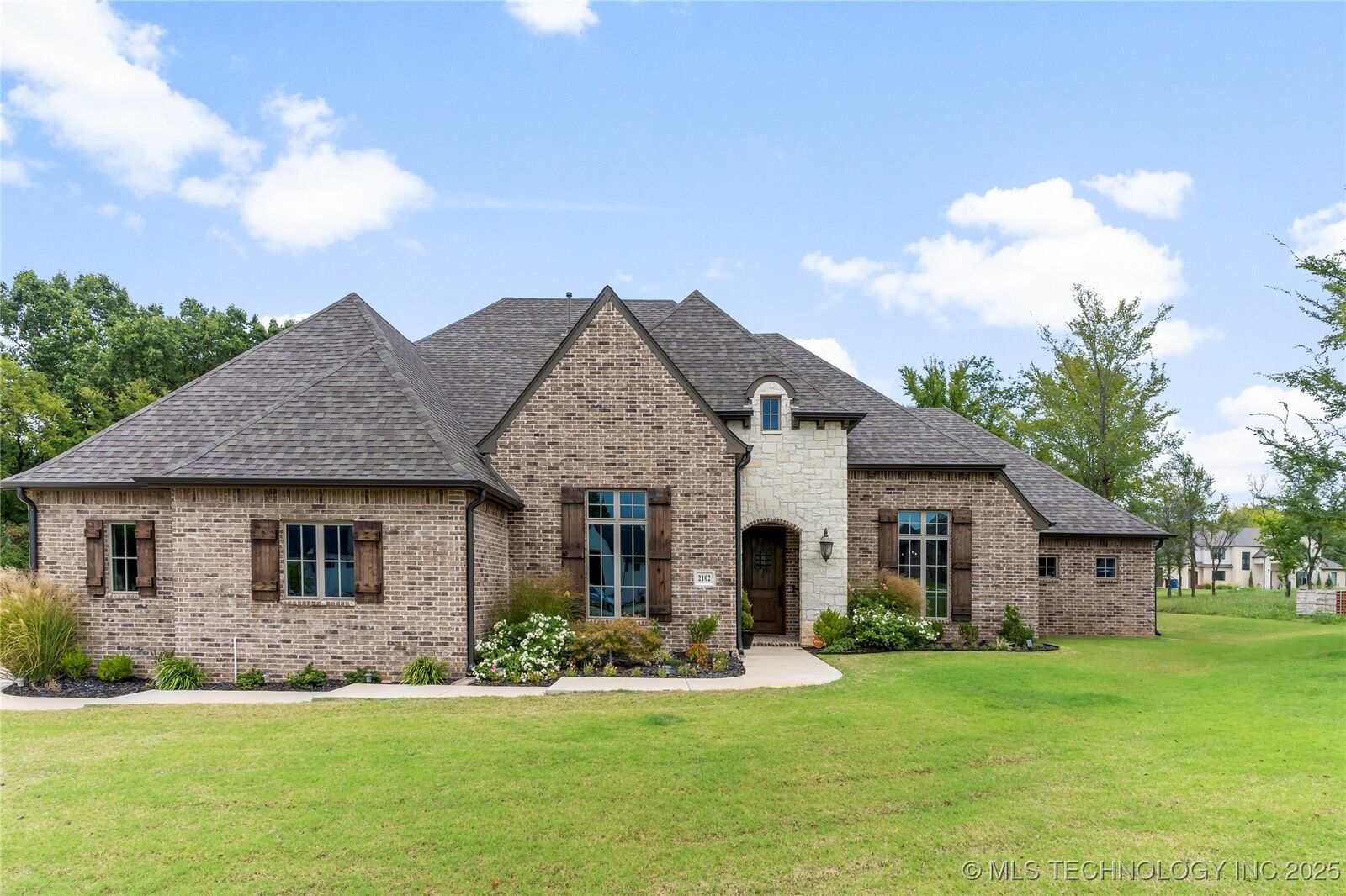 Property Photo:  2102 E Huntsville Court  OK 74011 