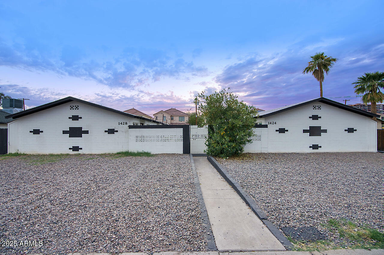 Property Photo: 1428 S Stanley Place AZ 85281