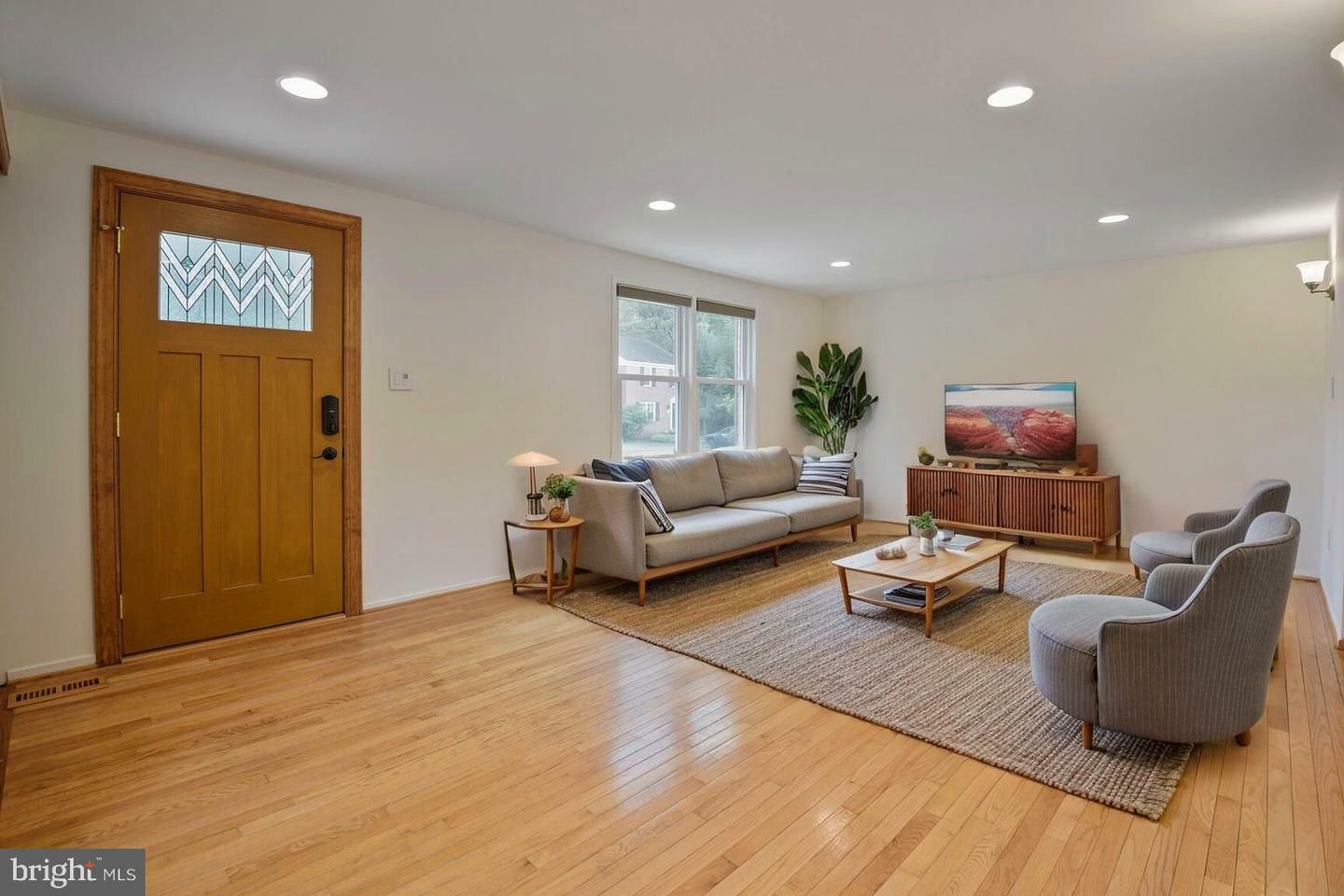 Property Photo: 9321 Bentridge Avenue MD 20854