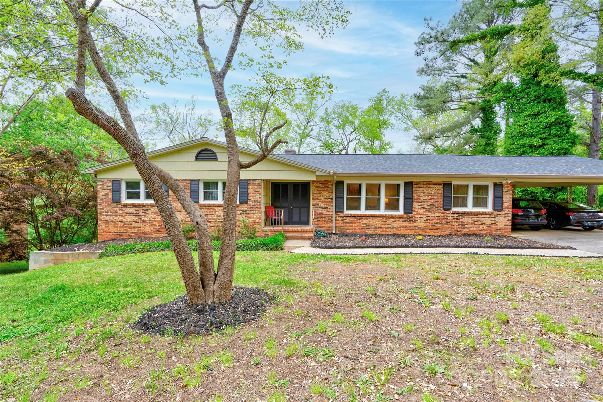 Property Photo: 910 Surry Drive NC 28152