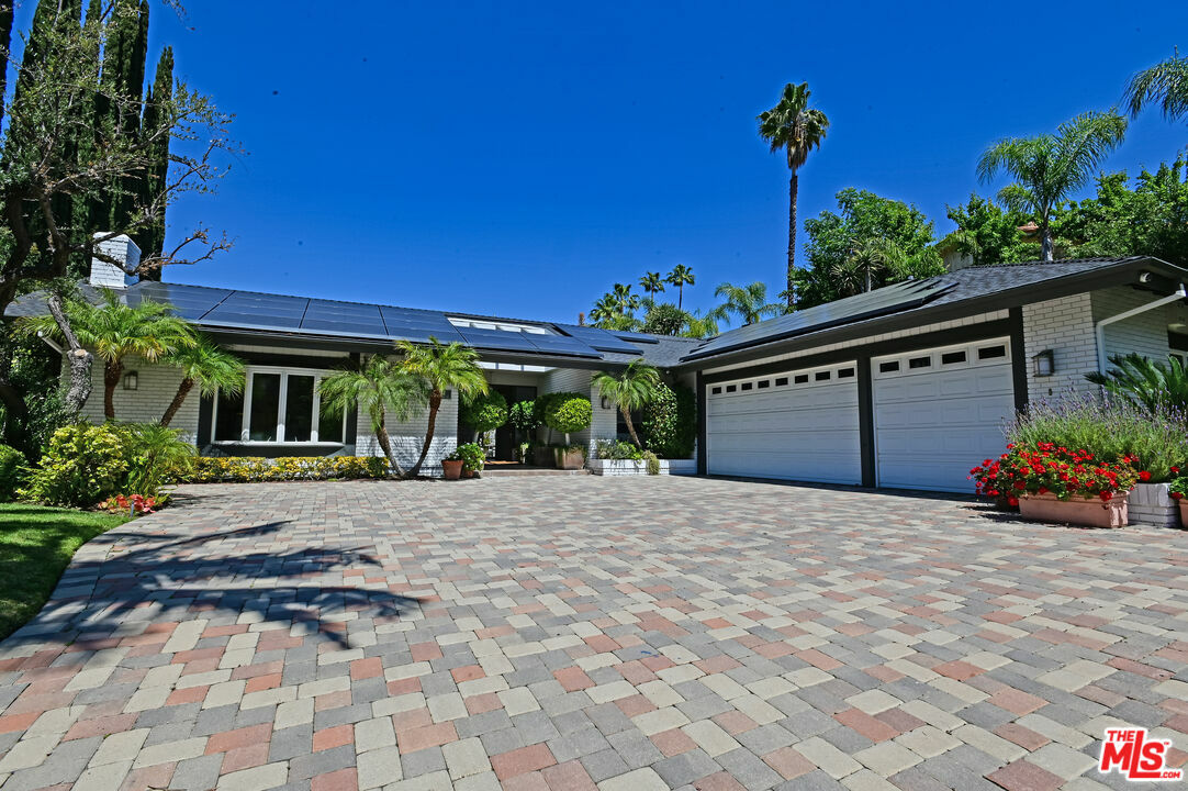 18141 Green Meadow Dr  Encino CA 91316 photo