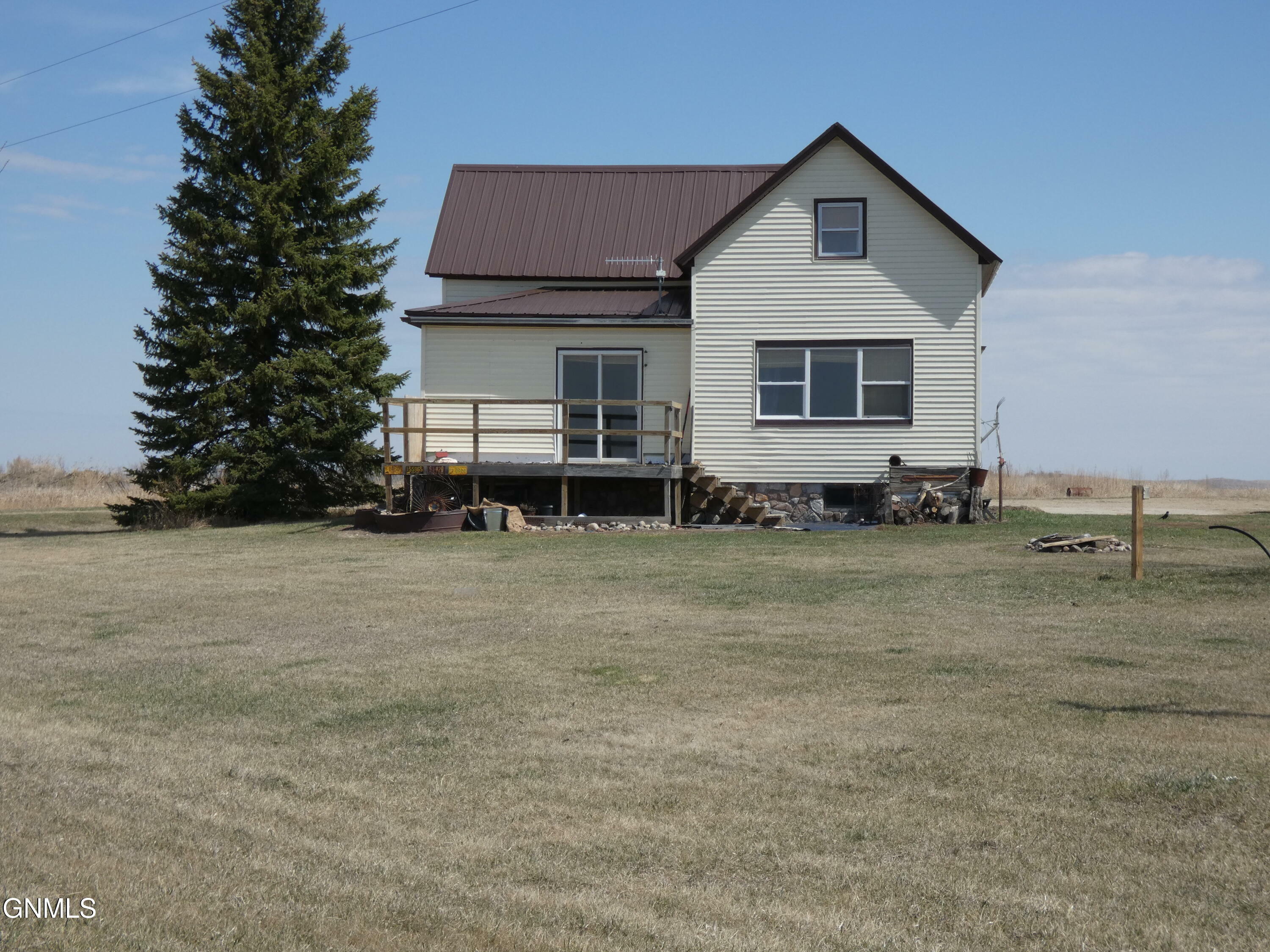 Property Photo: 630 6 Avenue NE ND 58463