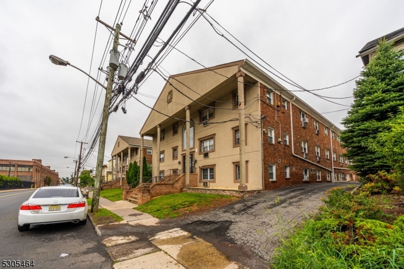 Property Photo:  816 W Grand St 2C  NJ 07202 