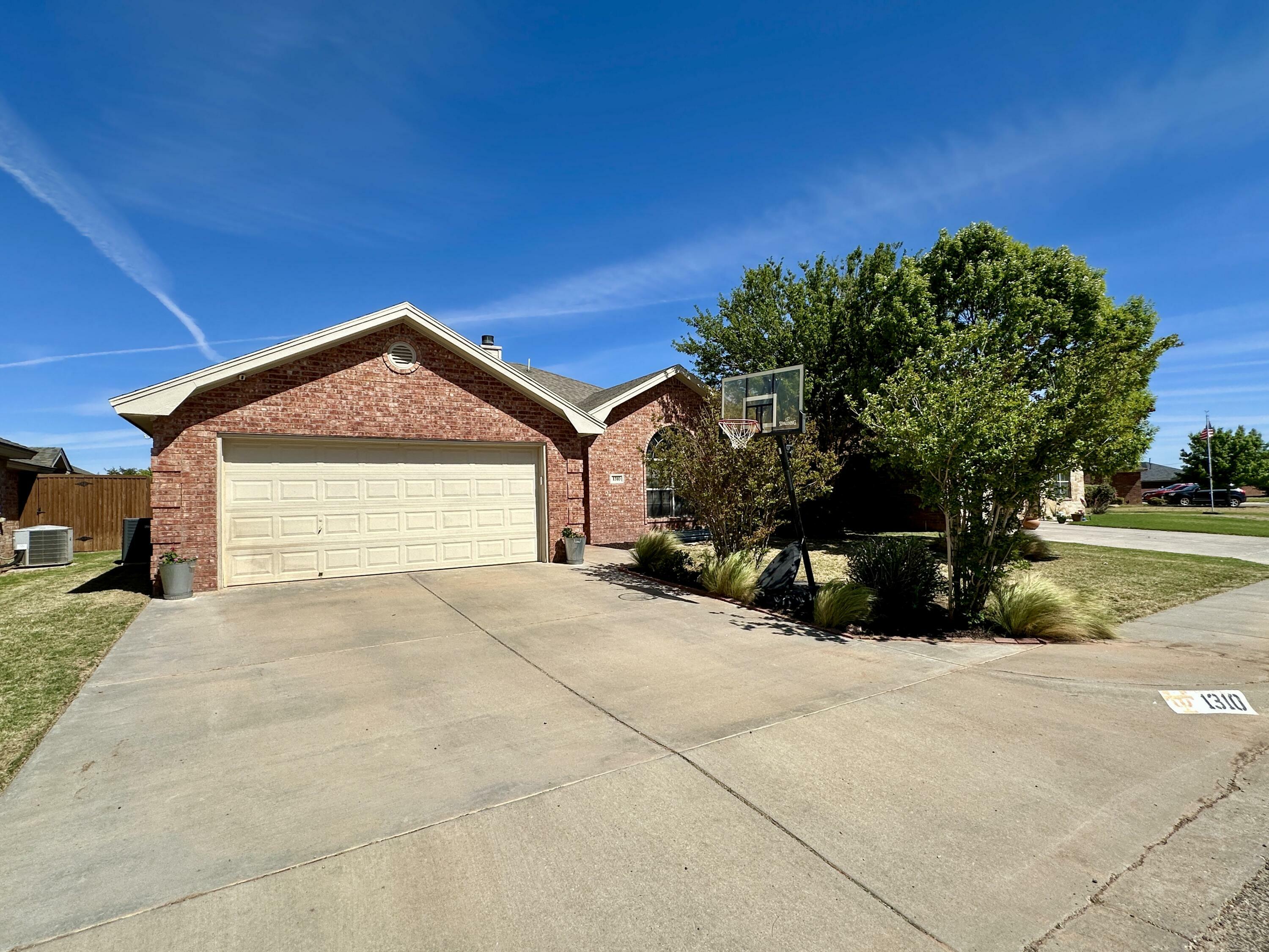 Property Photo: 1310 Yorkshire Avenue TX 79382