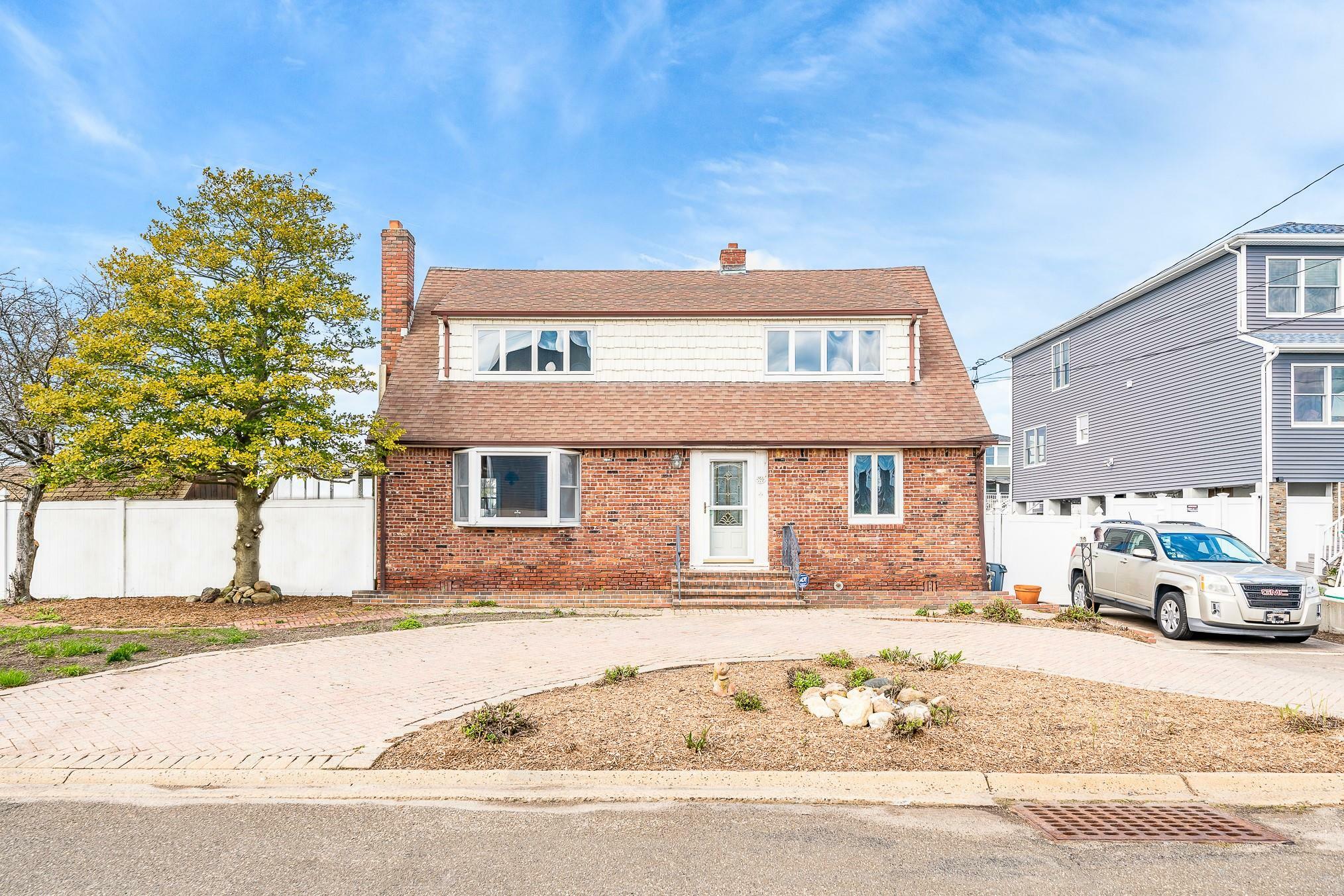 Property Photo:  39 Mitchell Avenue  NY 11702 