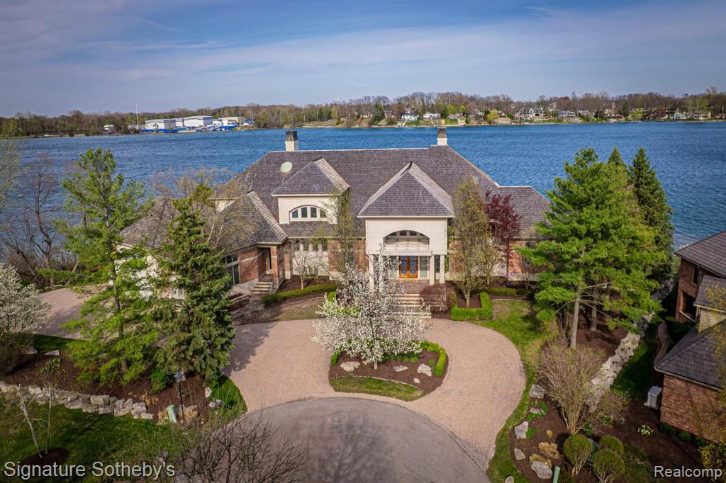 Property Photo:  82 Chateaux Du Lac  MI 48430 9140 